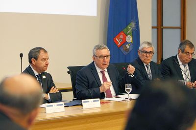 La Casa Central de la U. de Chile acogió la primera reunión mensual del CUECh, a la que asistió el nuevo ministro, Gerardo Varela.