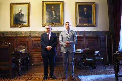 Hasta la Casa Central de la U. de Chile llegó el embajador de Polonia en Chile, Jacek Gawryszewski, donde sostuvo un encuentro con el Rector Vivaldi y otras autoridades de nuestro plantel.