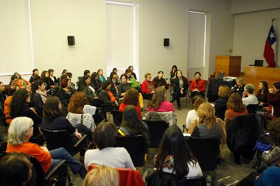 En la Sala Eloísa Díaz de Casa Central se reunieron este viernes 18 de mayo un centenar de académicas para reflexionar sobre las demandas de género que se levantan en nuestro plantel