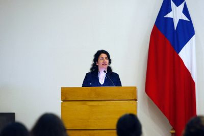 La académica Leonora Rojas realizó la exposición "El texto escolar en Chile, un producto(r) de memoria de educación pública"