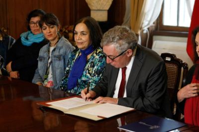 En Casa Central fue firmada el acta de acuerdo entre las autoridades de la Universidad de Chile y representantes de la Asamblea de Mujeres.