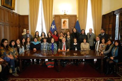 Con la firma de este documento la Universidad de Chile ratifica su compromiso en la erradicación de la violencia de género y con la igualdad de género.