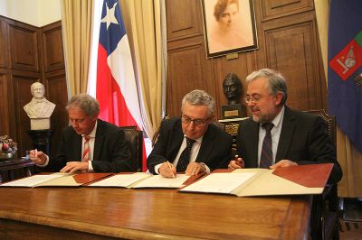 La firma del acuerdo estuvo a cargo de los rectores Vivaldi y Sterken, en conjunto al decano Kukuljan. 