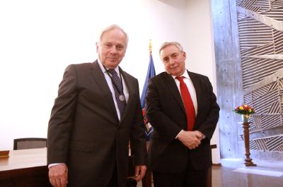 El decano Roberto Neira junto al rector Ennio Vivaldi