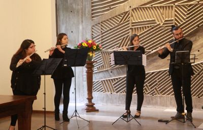 El cuarteto de flautas de la Facultad de Artes realizó un interludio musical durante la ceremonia
