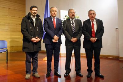 El alcalde Mauro Tamayo, ministro Óscar Santelices, decano Manuel Kukuljan y Rector Ennio Vivaldi, fueron parte de los invitados a la ceremonia celebrada en la Facultad de Medicina.