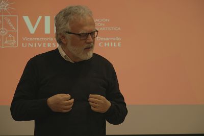 El director de Innovación VID, Edgardo Santibáñez, destacó la importancia de conectar academia, empresa y Estado para potenciar la innovación nacional.