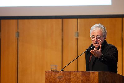 El profesor José Luis Medina de la U. de Barcelona, relevó la importancia de las metodologías en la sala de clases para minimizar las barreras que limitan el aprendizaje en instituciones diversas.