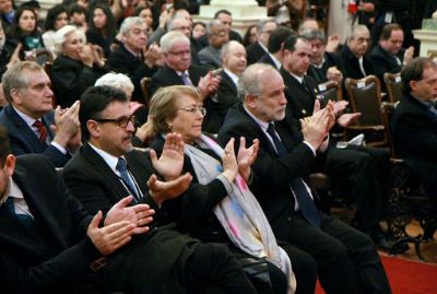 La ceremonia contó con la participación de la ex presidenta Michelle Bachelet, egresada de la Universidad de Chile.
