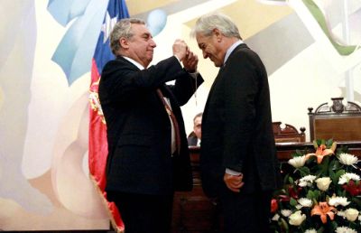 El Rector vivaldi invistió al presidente Piñera con la "Medalla Patrono de la U. de Chile".