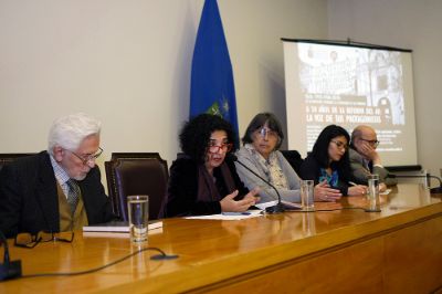 Vicerrectora de Extensión y Comunicaciones y Premio Nacional de Periodismo 2007, Faride Zeran, junto a los panelistas del conversatorio.