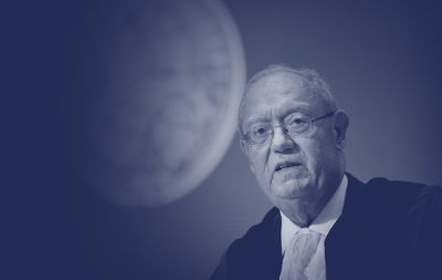 Dentro de la Facultad de Derecho, el profesor Orrego Vicuña (1942-2018) destacó por sus clases de Derecho Internacional Público. Fue además director del Instituto de Estudios Internacionales.