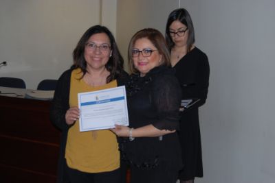 Entrega de certificado Por Coordinadora UPERDOC  Profesora Dra. Ada Muñoz Vera
