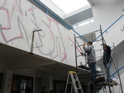 Estudiantes del Liceo Profesora Gladys Valenzuela pintando mural en la Plaza de los Pensadores