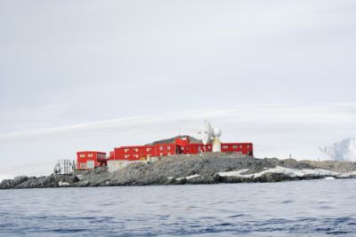 Con una dotación de 150 marinos, movilizarán a más de 200 científicos en el norte de la península antártica para desarrollar investigaciones en campo.