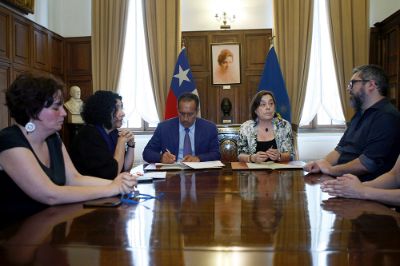 El encuentro se realizó en la Sala Amanda Labarca, ubicada en la Casa Central de la Universidad de Chile.