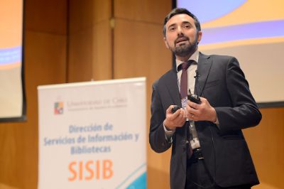 Rodrigo Donoso, de la Dirección de Servicios de Información y Bibliotecas (SISIB) 