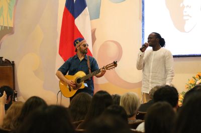 El músico haitiano Ralph Jean Baptiste finalizando la Ceremonia de Reconocimiento a la Extensión. 
