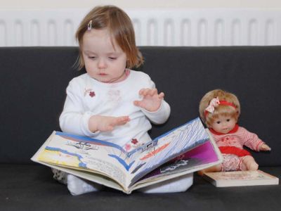 De acuerdo a la evidencia internacional es relevante comenzar a leer a los niños desde que nacen.