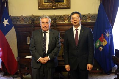 La delegación de la Universidad de Tsinghua también visitó la Universidad de Chile, donde se reunieron con el rector Ennio Vivaldi y autoridades universitarias.