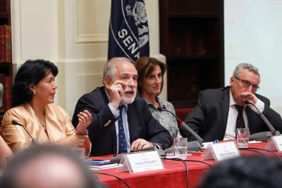 El senador Carlos Montes destacó en la ceremonia la misión de las universidades estatales de pensar "en el Estado y los grandes temas nacionales".