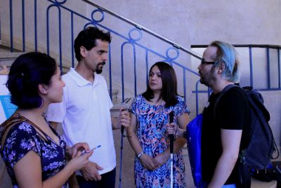 Rocío Quezada y Luis Vera junto a estudiante en situación de discapacidad que desde este año estudiará en la Casa de Bello