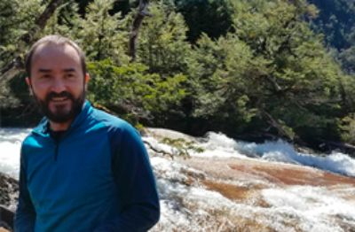 El académico de la Facultad de Ciencias Agronómicas, Rodrigo Fuster, dirige una investigación que busca enfrentar la escasez hídrica en cultivos.