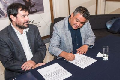 Los directores del CEAC y de Radio U. de Chile firmaron este nuevo convenio de cooperación.