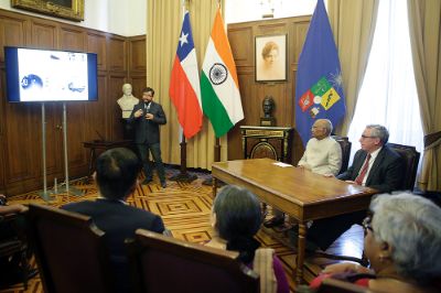 Parte del equipo del Programa Espacial de la U. de Chile hizo una presentación de su trabajo al mandatario, destacando el liderazgo y trabajo que realizan, y la colaboración India con el SUCHAI I.