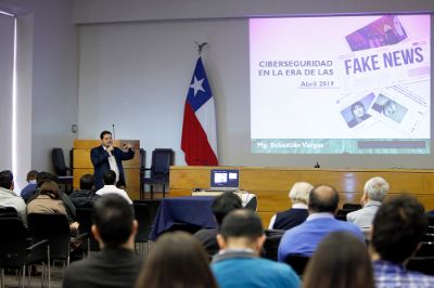 Sebastián Vargas, directivo de la comunidad PartyHack y oficial de seguridad del INE, explicó una serie de riesgos asociados a la masificación de las fake news y las redes sociales.