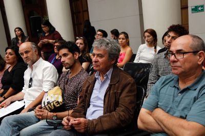 Al medio, el director del Departamento de Teatro de la Facultad de Artes, Hiranio Chávez.