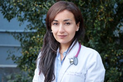 "La Medicina Integrativa es un modelo de atención en salud que busca el bienestar global de la persona y su entorno, y comprende la salud de manera integral", señaló la Dra. Cecilia Plaza.