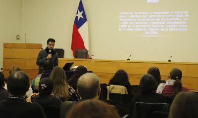 Luis Vera Fuente-Alba, profesional de la Unidad de Apoyo a Estudiantes en Situación de Discapacidad de la OEI les explicó a los alumnos/as los avances que se han ido materializando en la institución