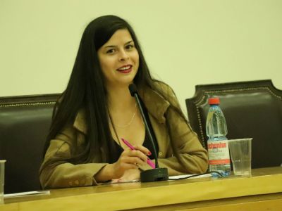 La estudiante de segundo año de Periodismo, María José Alvarado, destaca el rol de las y los docentes que la apoyaron y motivaron durante el primer año de su carrera.