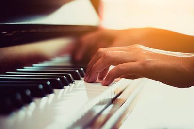 Según la investigación, los adultos que practican música profesionalmente rinden mejor en tareas de control atencional que adultos sin entrenamiento musical