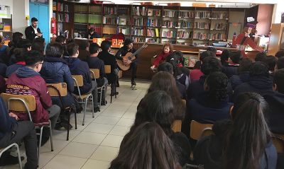 En el Instituto Cumbre de Cóndores Oriente de Renca, la guitarrista Ximena Matamoros deleitó a  más de 70 estudiantes con su  concierto ¿Música de guitarra inspirada en la naturaleza¿.
