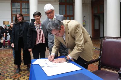 El sobrino nieto de Eloísa Díaz, Jorge Méndez, firmando el convenio de donación de patrimonio de Eloísa Díaz.