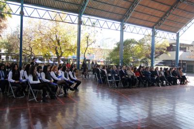 La comunidad educativa, representantes de otros establecimientos de la comuna, entre otras autoridades, fueron parte de esta ceremonia de aniversario. 