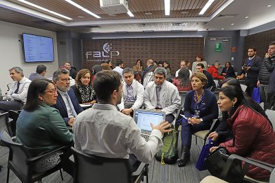 Durante la actividad se reunieron académicos, investigadores y clínicos en mesas de trabajo, con el objetivo de generar redes para definir líneas de trabajo conjuntas de largo plazo.