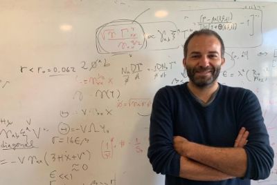 Gonzalo Palma, académico del Departamento de Física de la FCFM, quien participó de esta investigación en conjunto a físicos y físicas de la Universidad de Cambridge y de la Universidad de Leiden.