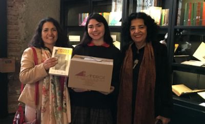 Maribel Mora Curriao y Faride Zerán. entregan al liceo Ciudad de Brasilia las  publicaciones que abordan el temas de género. 