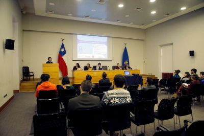 El seminario se llevó a cabo en la Sala Eloísa Díaz de la Casa Central.