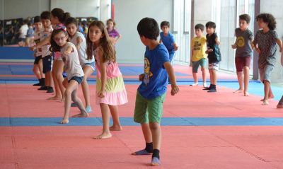 A la oferta de actividades se suman talleres de yoga, pilates, acondicionamiento físico, baile, uso del gimnasio de musculación, entre otros. 