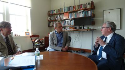 El rector Vivaldi se reunió en Boston con autoridades del MIT sobre la posibilidad de seguir profundizando los lazos entre dicha institución y la U. de Chile.
