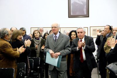 A su ingreso a la sala Eloísa Díaz, Garretón fue ovacionado por los asistentes, donde se encontraban autoridades, amigos, familiares de Detenidos Desaparecidos y Ejecutados Políticos, entre otros.
