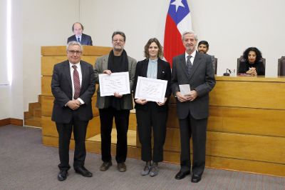 Galardonado y galardonada del área científica, José Pérez de Arce  y Carolina Torrealba.