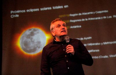 En la jornada, el académico y Premio Nacional abordó los diferentes conceptos asociados a los eclipses.