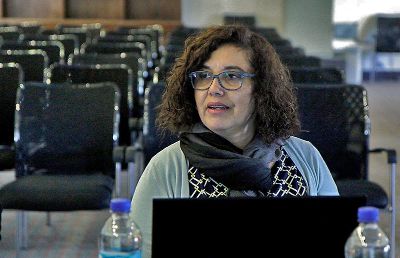 La directora de la Red de Universidades Estatales, Mónica Quiroz, destaca la importancia de democratizar el acceso a la educación artística en Chile. 