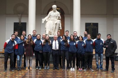 El Rector Vivaldi se reunió con las y los estudiantes deportistas de la U. de Chile que representarán al país en los Juegos Olímpicos Universitarios y en el Panamericano Básquetbol 3x3.