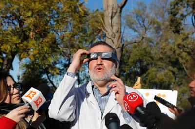 El oftalmólogo del Hospital Clínico de la U. de Chile, Patricio Meza, entregó recomendaciones de seguridad para ver el eclipse dirigidas especialmente a los niños más pequeños.